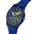 Blaues Armband und blaues Zifferblatt der Swatch Armbanduhr mit gelben Leuchtindizes.