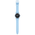 Hellblaue Armbanduhr mit breitem Band und rundem Gehäuse, schwarzes Zifferblatt.