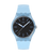 Hellblaue Swatch Armbanduhr mit schwarzem Zifferblatt und silbernen Zeigern.