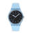 Hellblaue Swatch Armbanduhr mit schwarzem Zifferblatt und silbernen Stabindizes.