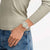 Swatch Armbanduhr am Handgelenk, durchsichtiges Armband, Zifferblatt mit Keith Haring Muster