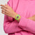 Swatch Armbanduhr am Handgelenk: gelbes Musterband und pinke Zeiger im Blick