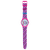 Swatch Uhr mit pinkem Armband, rundem Zifferblatt und mehrfarbigem Schriftmuster