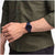 Herrenarmbanduhr am Handgelenk mit dunkelblauem Zifferblatt und Bio-Kunststoffband