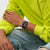 Unisex-Armbanduhr am Handgelenk, Zeiger und Symbole auf schwarzem, quadratischem Zifferblatt