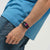 Unisex-Armbanduhr am Handgelenk, quadratisches Zifferblatt mit bunten Markierungen