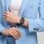 Herrenarmbanduhr Swatch am Handgelenk mit schwarzem Band und quadratischem Gehäuse