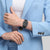 Herrenarmbanduhr Swatch am Handgelenk mit schwarzem Armband und quadratischem Zifferblatt