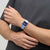 Swatch Damenuhr am Handgelenk mit hellblauem Band und rechteckigem Gehäuse