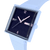 Swatch Damenuhr mit dunkelblauem Zifferblatt, runden Zeigern und hellblauem Band