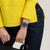 Swatch Armbanduhr am Handgelenk mit blauem Armband und rechteckigem Zifferblatt