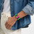 Swatch Armbanduhr am Handgelenk mit grünem Band und quadratischem pinken Zifferblatt