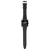 Schwarze Armbanduhr mit rechteckigem Gehäuse und schwarzem Armband, seitliche Ansicht