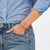 Neonorange Armbanduhr am Handgelenk mit transparentem Gehäuse und blauem Sekundenzeiger