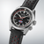 Montre Seiko Prospex pour homme avec cadran noir, accents rouges et bracelet en cuir noir.