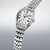 SEIKO Presage Herrenuhr im Schrägblick, silbernes Metallarmband und weißes Zifferblatt