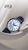 Seiko Presage Herrenuhr seitlich mit blauem Lederarmband und weißem Zifferblatt, Automatikuhr