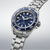 Montre homme avec cadran bleu et index luminescents, boîtier et bracelet en acier inoxydable