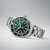 Montre homme de biais avec cadran vert, boîtier en acier argenté et bracelet large
