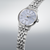 Montre automatique avec cadran bleu et bracelet en acier inoxydable argenté, vue 3/4