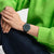 Swatch Armbanduhr am Handgelenk, schwarzes Band, blaues Zifferblatt mit Indizes