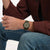 Swatch Armbanduhr am Handgelenk: dunkelgrünes Zifferblatt mit schwarzem Gehäuse