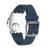 Armbanduhr Rückseite: silbernes Gehäuse, blaues perforiertes Armband mit Dornverschluss.