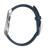 Armbanduhr Seitenansicht mit blauem Kautschukarmband und silberner Krone.