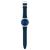 Armbanduhr in Seitenansicht: blaues perforiertes Armband, rundes dunkelblaues Zifferblatt.