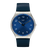 Ultradünne Armbanduhr: dunkelblaues Zifferblatt, silbernes Gehäuse, blaues perforiertes Armband.