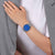 Am Handgelenk: Herrenarmbanduhr mit blauem Zifferblatt und silbernem Metallband