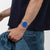 Trageansicht: Herrenarmbanduhr mit blauem Zifferblatt und silbernem Metall-Meshband
