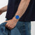 Am Handgelenk: Herrenarmbanduhr mit blauem Zifferblatt, silbernem Metall-Meshband