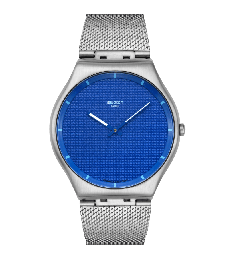 Silberne Herrenarmbanduhr mit blauem Zifferblatt und Metallband im Mesh-Look