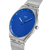 Schrägansicht: Herrenarmbanduhr mit blauem Zifferblatt, runder Krone und silbernem Meshband