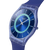 Blau transparente Armbanduhr mit rundem Zifferblatt und türkisfarbenem Innenring.