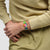 Neon-Armbanduhr am Handgelenk, grünes Armband mit Streifen und pinkem Zifferblatt