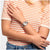 Swatch-Armbanduhr am Handgelenk mit silbernem Maschen-Metallarmband