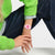 Rosa Swatch Damenuhr am Handgelenk mit Farbverlauf-Zifferblatt