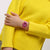 Swatch Damenuhr am Handgelenk mit pinkem Armband und rosafarbenem Zifferblatt