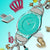 Swatch Armbanduhr nah: türkisfarbenes Zifferblatt mit Zeigern und silberne Charms am Armband.