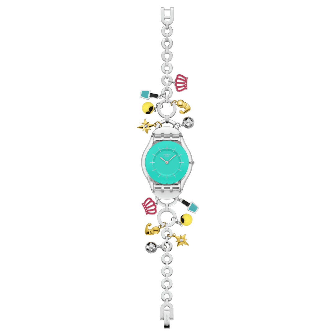 Swatch Armbanduhr mit türkisfarbenem Zifferblatt und silbernem Edelstahlarmband mit mehreren Charms.