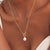 Collier doré avec pendentif perle sur chaîne longue et fine