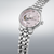 Montre pour homme avec cadran rose et bracelet en métal argenté, vue latérale