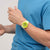 Swatch Taucheruhr am Handgelenk mit gelbgrünem Zifferblatt und weißem Armband