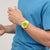 Swatch Taucheruhr am Handgelenk: gelbgrünes Zifferblatt, weißes Silikonarmband
