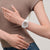 Swatch Scubaqua Armbanduhr am Handgelenk mit weißem Armband und buntem Ziffernblatt