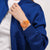 Swatch Armbanduhr am Handgelenk, orangefarbenes Armband, orange Zifferblatt
