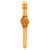 Swatch Armbanduhr im Seitenblick, orangefarbenes Gehäuse und längliches Armband