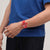 Rote Swatch-Armbanduhr am Handgelenk: transparentes Zifferblatt mit Leuchtindizes